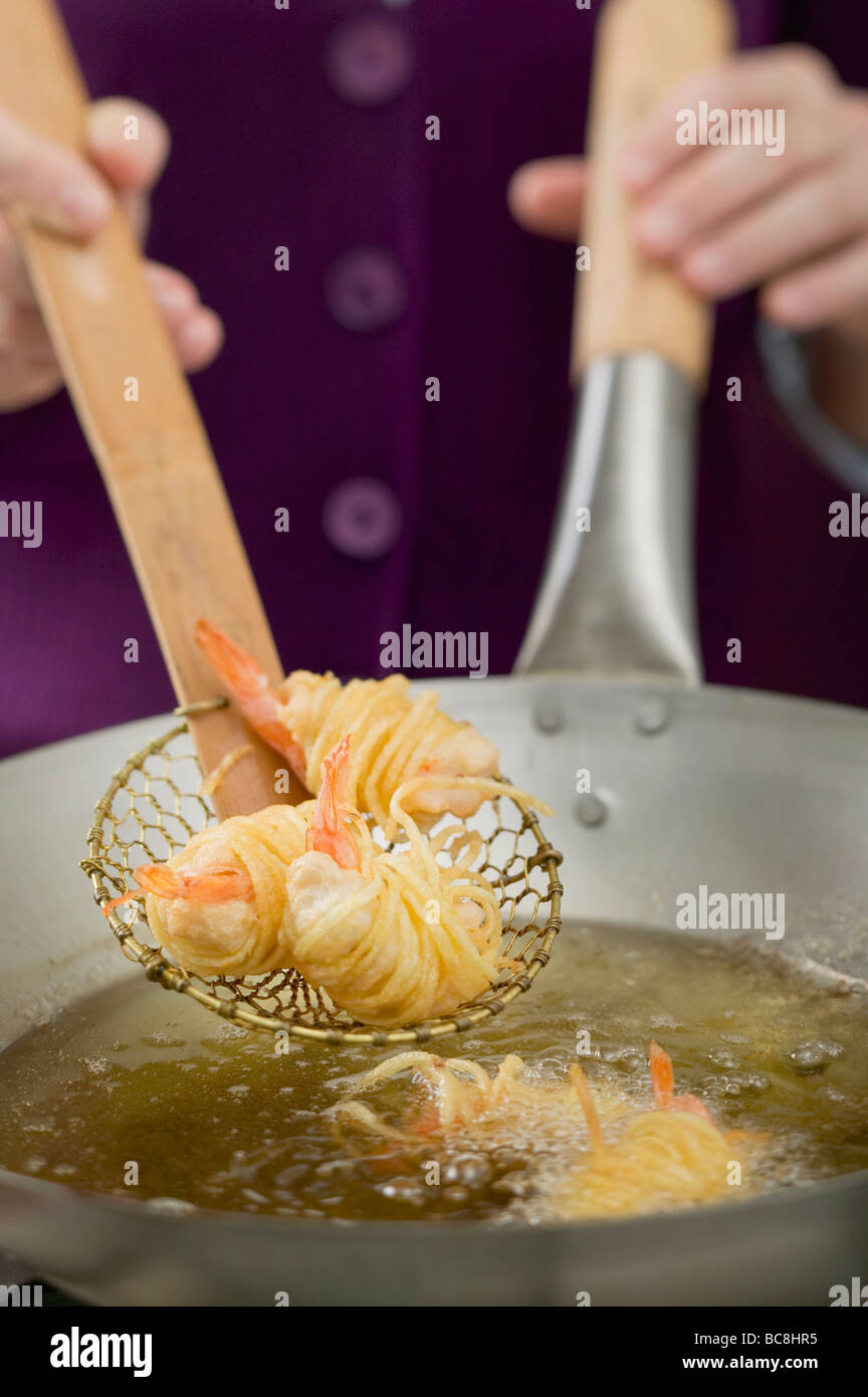 La frittura di noodle-Gamberi avvolti in un wok - Foto Stock