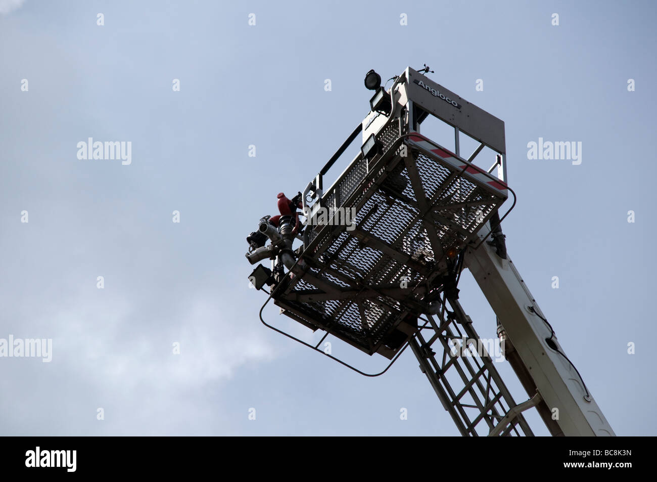 Firemans idraulico piattaforma aerea sul display nel Derbyshire East Midlands England Regno Unito Foto Stock