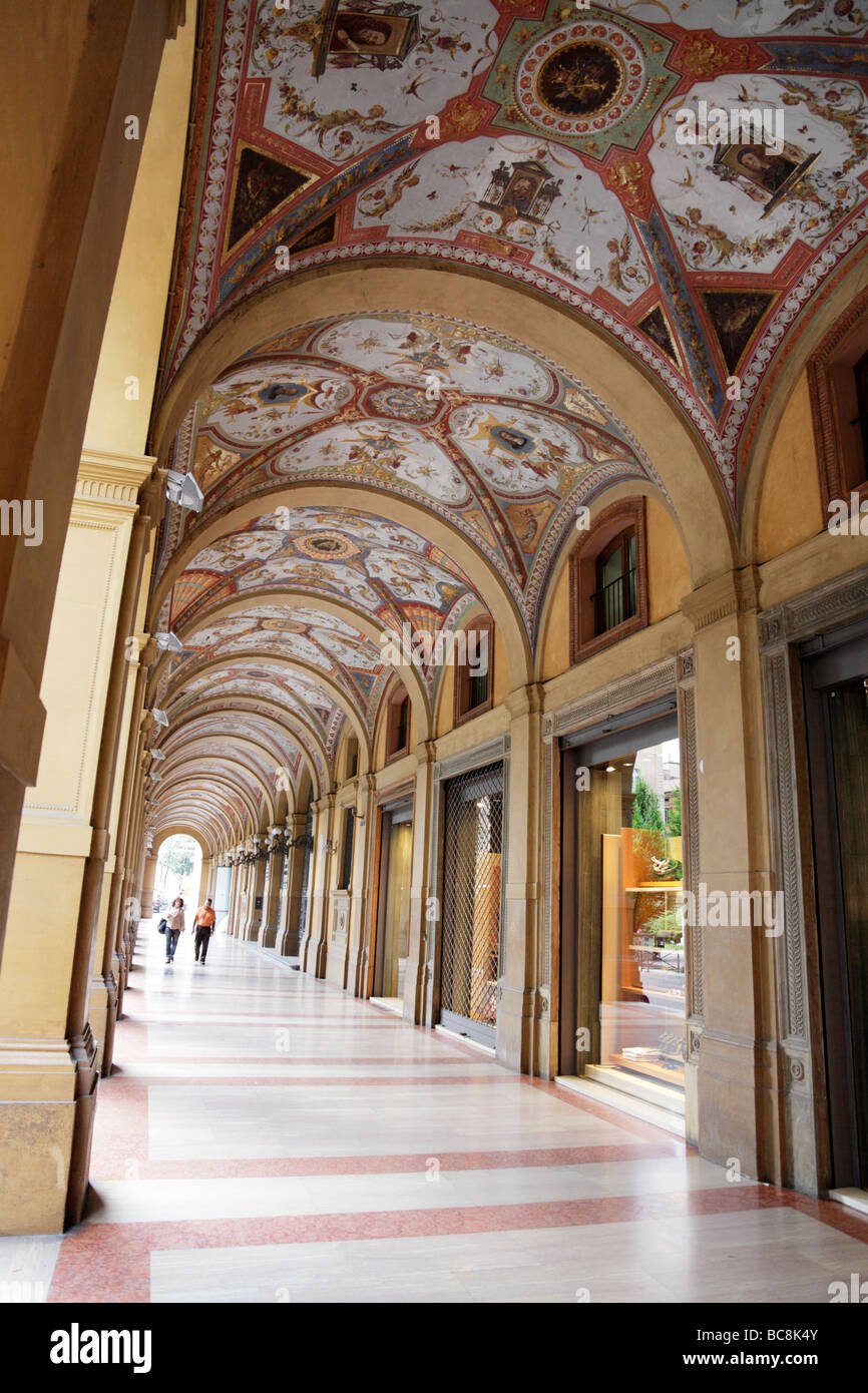 Galleria commerciale coperta di fronte a piazza cavour bologna italia Foto Stock