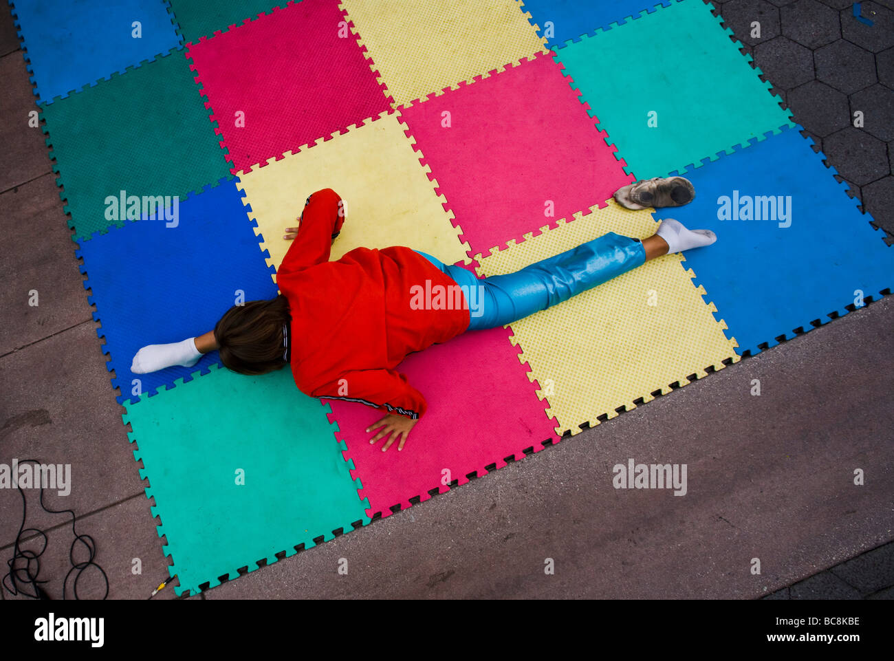 Un ginnasta esegue presso la Third Street Promenade Los Angeles County in California negli Stati Uniti d'America Foto Stock