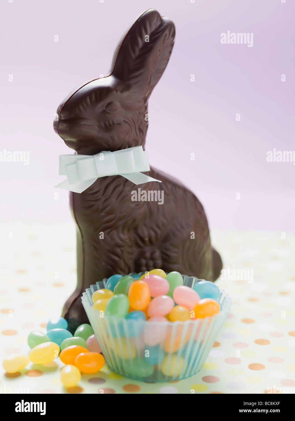 Il cioccolato coniglietto di Pasqua e di zucchero colorate uova - Foto Stock