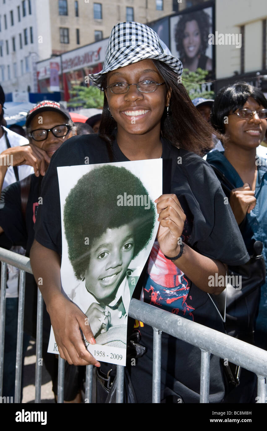 Migliaia di Michael Jackson Tifosi si riuniscono al di fuori del Teatro Apollo di Harlem in New York per un memoriale alla fine l'icona del pop Foto Stock