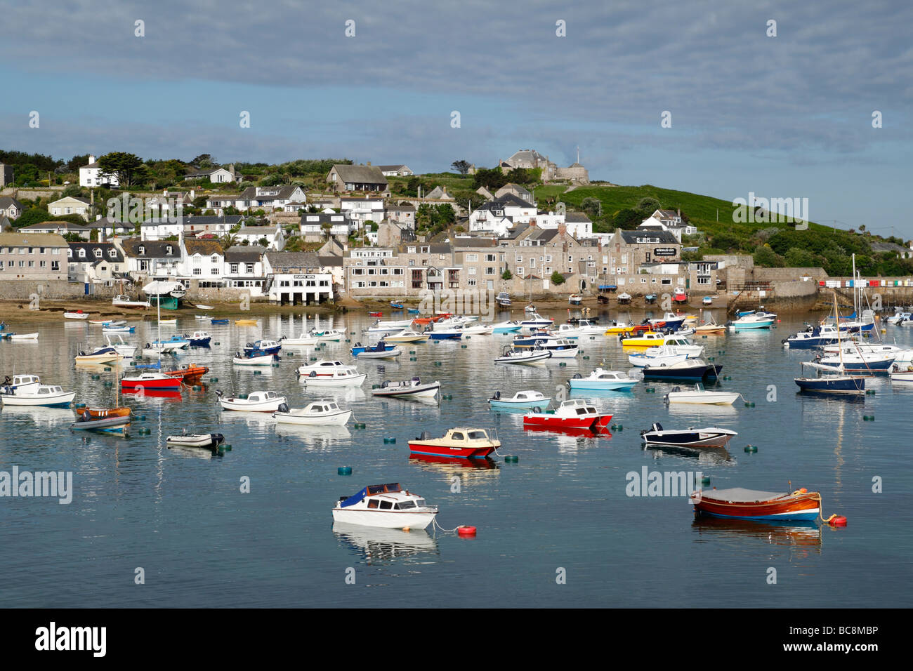 Barche colorate in Santa Maria del porto, isole Scilly Cornwall Regno Unito. Foto Stock