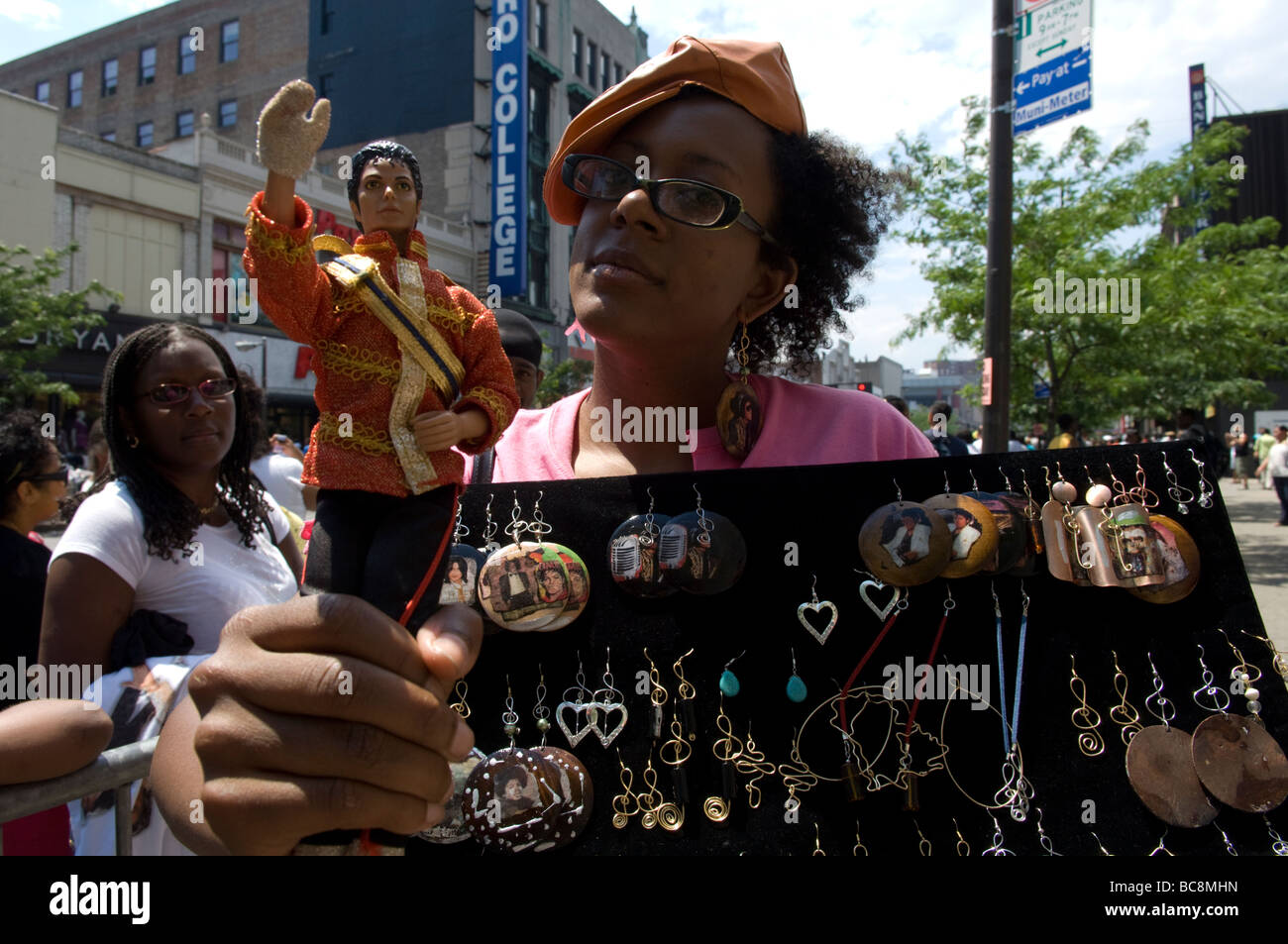 Migliaia di Michael Jackson Tifosi si riuniscono al di fuori del Teatro Apollo di Harlem in New York per un memoriale alla fine l'icona del pop Foto Stock