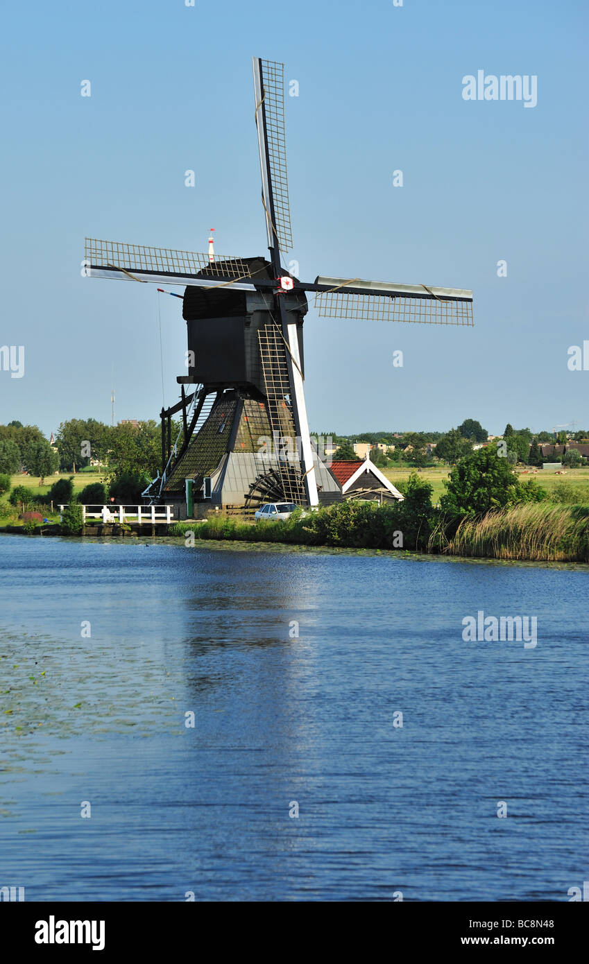 Bellissimo paesaggio di mulino a vento a kinderdijk nei Paesi Bassi nei pressi di Rotterdam Foto Stock