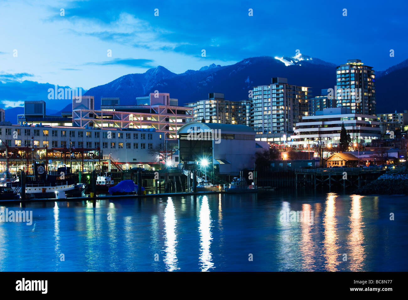 North Vancouver skyline e Grouse Mountain ski resort sopra Vancouver British Columbia Canada Foto Stock