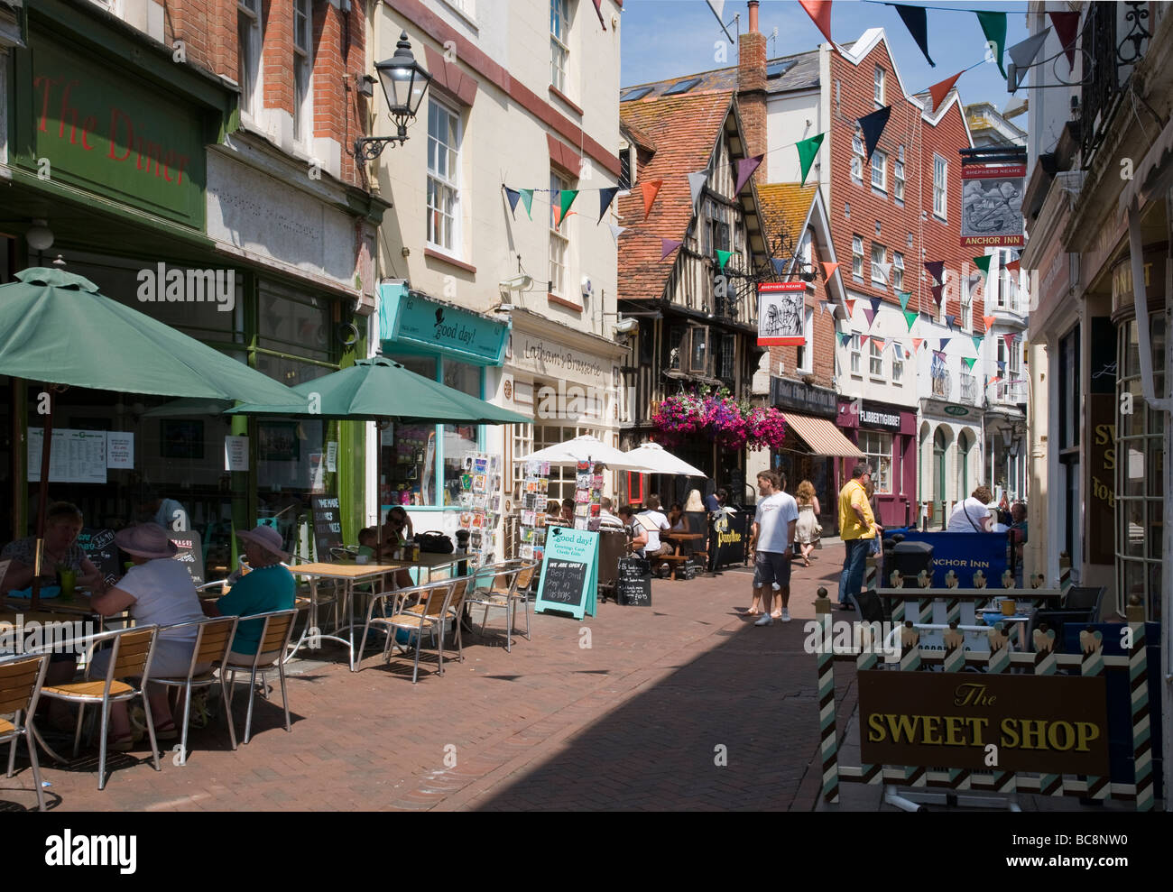Negozi e caffetterie in George Street, Hastings Old Town, Inghilterra Foto Stock