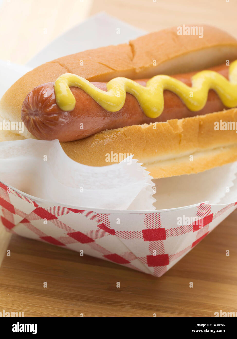 Hot Dog con senape nel piatto di carta - Foto Stock