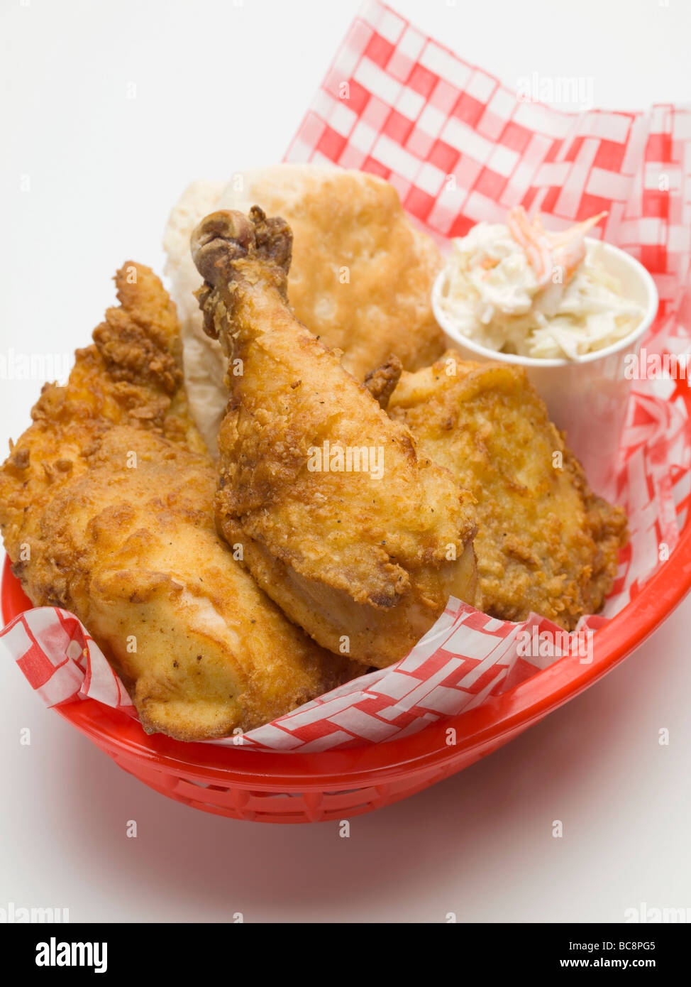 Pollo fritto con coleslaw e scone nel cesto in plastica - Foto Stock