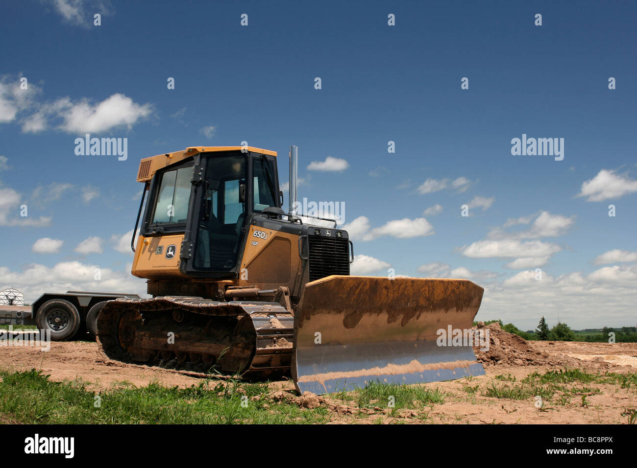 Bulldozer cingolato sul sito in costruzione Foto Stock
