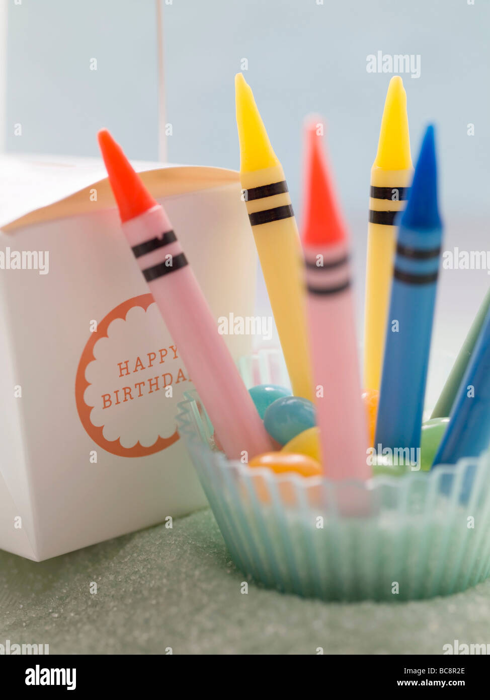 Crayon candele e regalo di compleanno - Foto Stock
