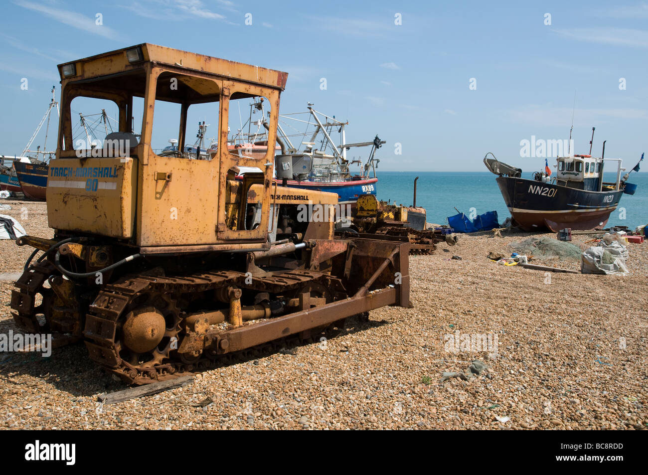 Un vecchio trattore sulla spiaggia di Hastings, East Sussex, Inghilterra Foto Stock