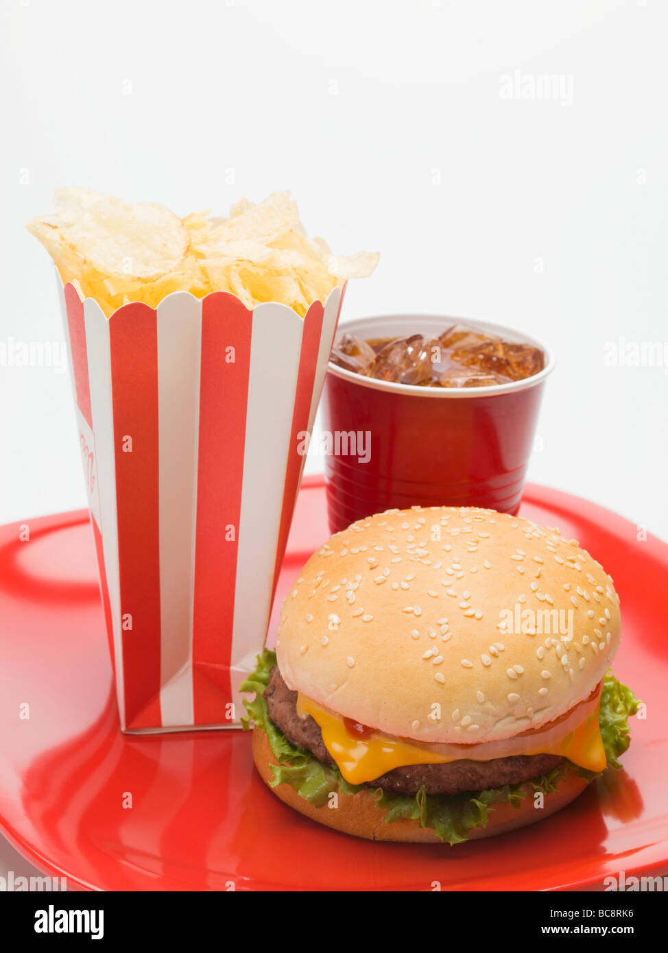 Cheeseburger, patatine e cola - Foto Stock
