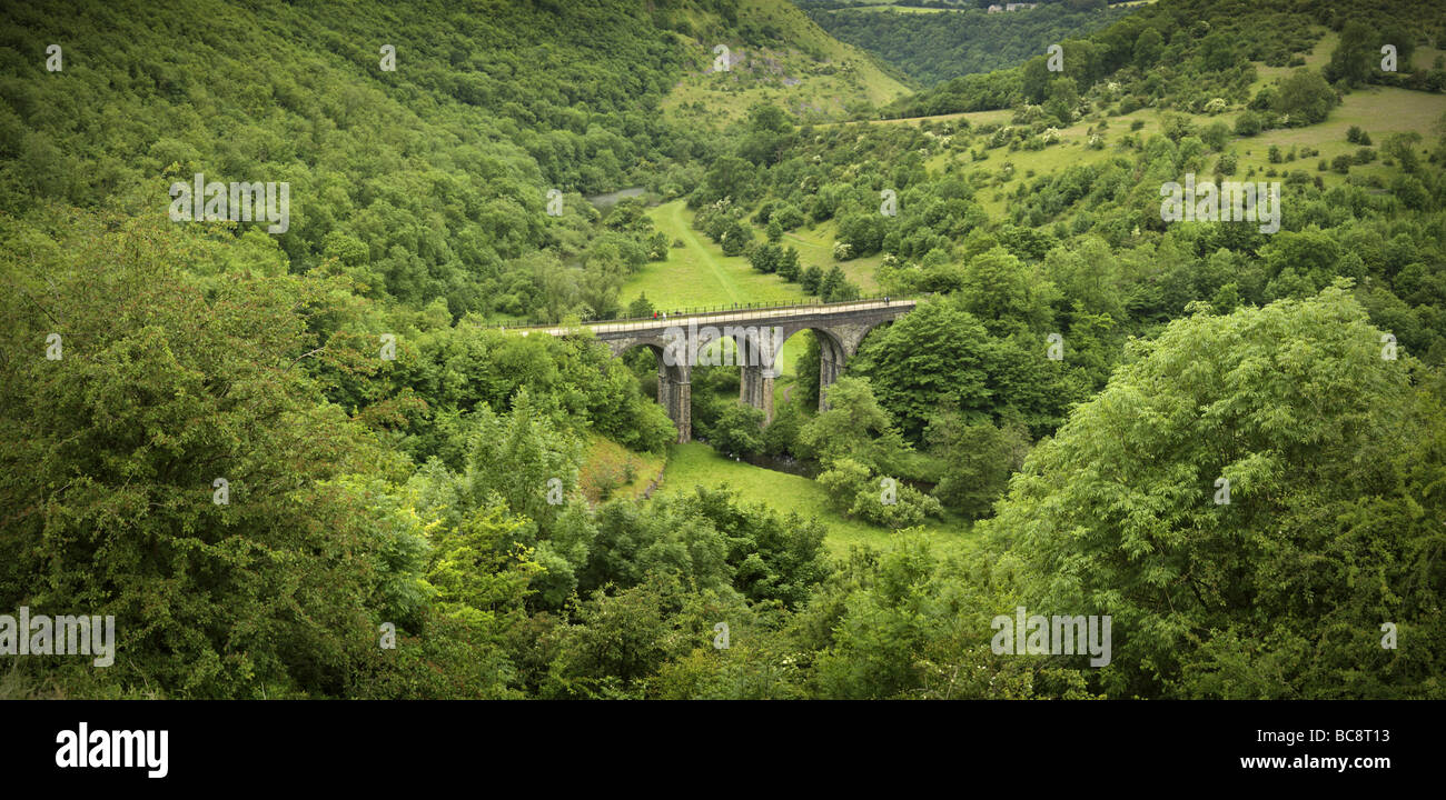 In disuso viadotto ferroviario Monsal Dale Derbyshire Inghilterra Foto Stock