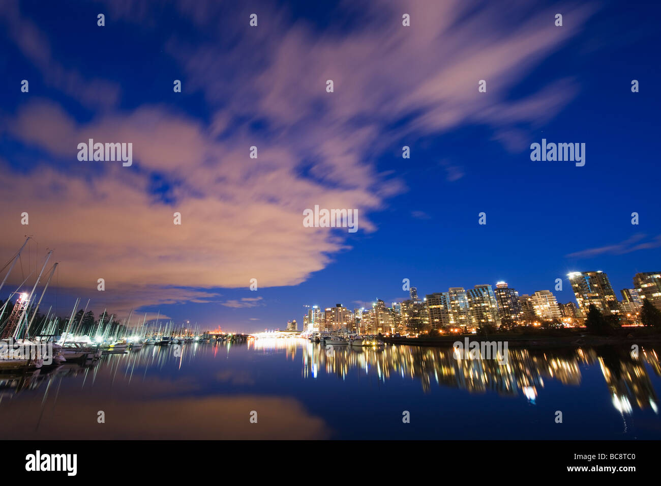 Skyline della città e yacht in Coal Harbour Vancouver British Columbia Canada Foto Stock