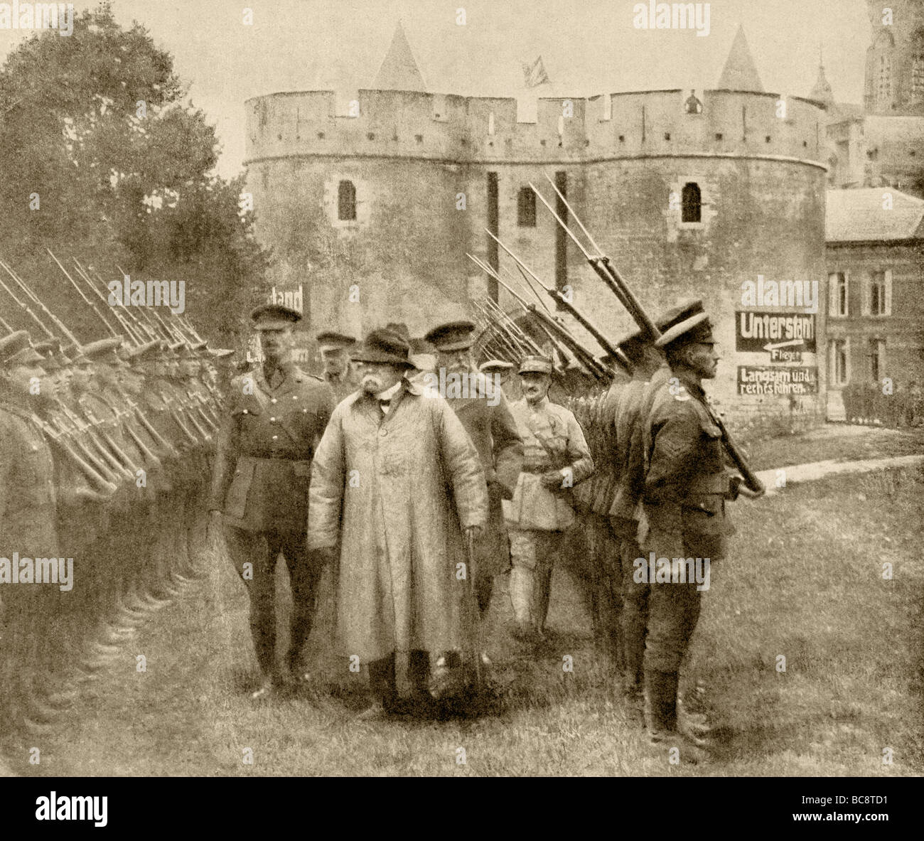 Il Primo ministro francese Georges Clemenceau e British Maresciallo di Campo Sir Douglas Haig rivedere la guardia d'onore a Parigi. Foto Stock
