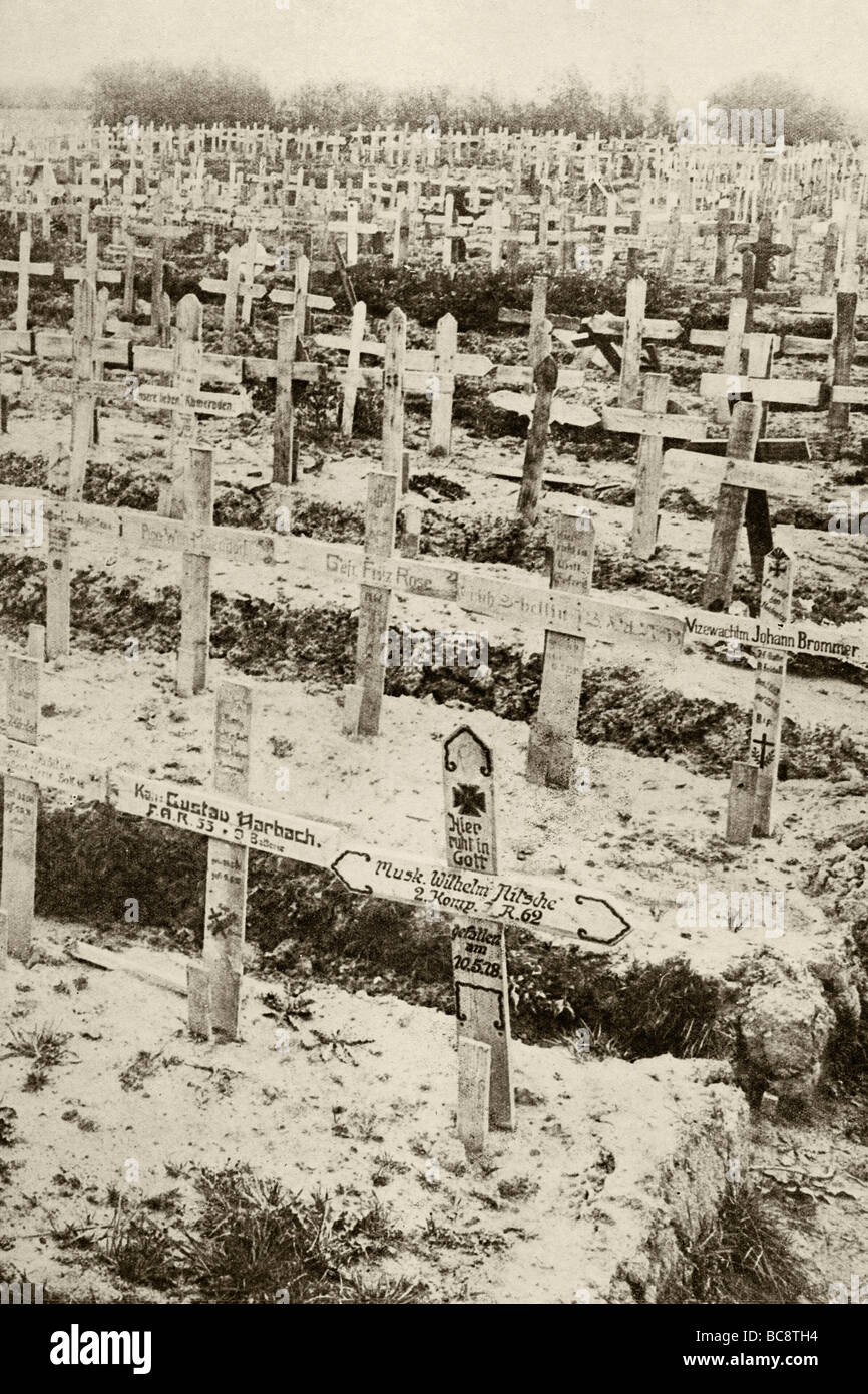 Un paio di tedesco 5000 tombe in un cimitero dietro le vecchie linee tedesche nei pressi di Bethune, Francia. Foto Stock