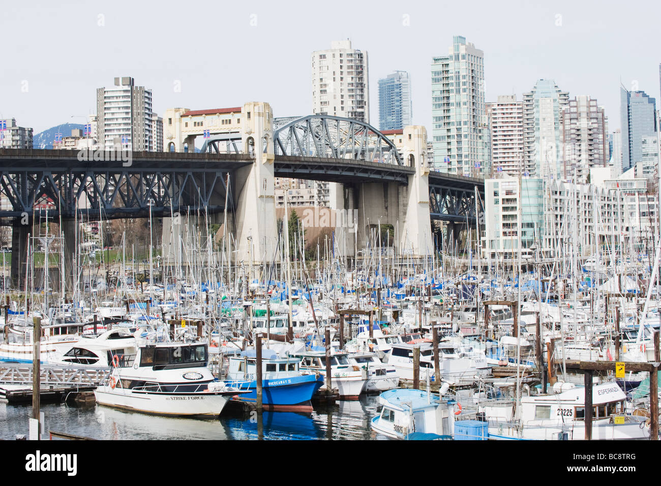 Barche in False Creek a Granville Island Vancouver British Columbia Canada Foto Stock