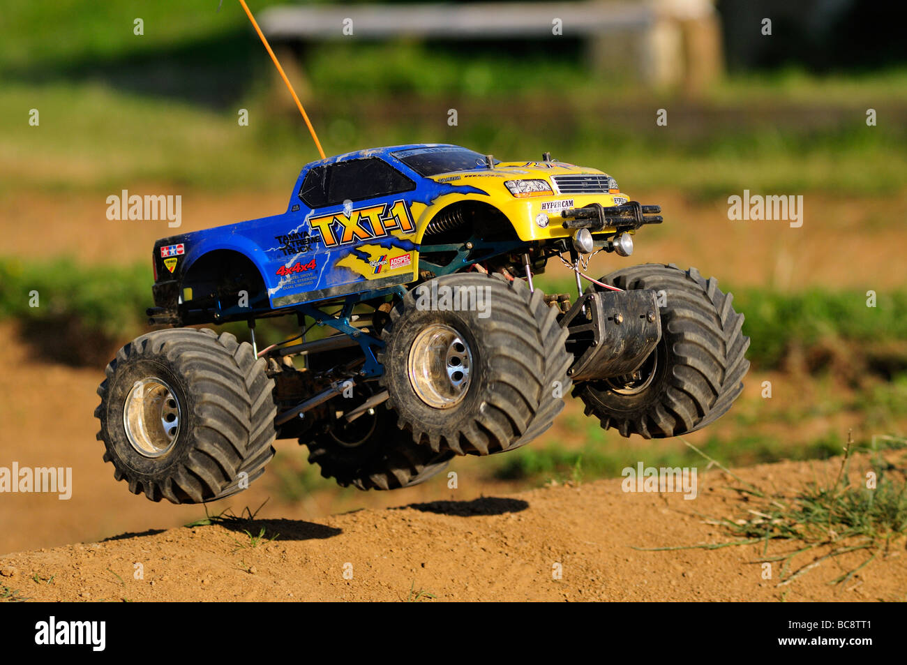 Tamiya toy radio controlled Monster Truck velocizzando e salto Foto Stock