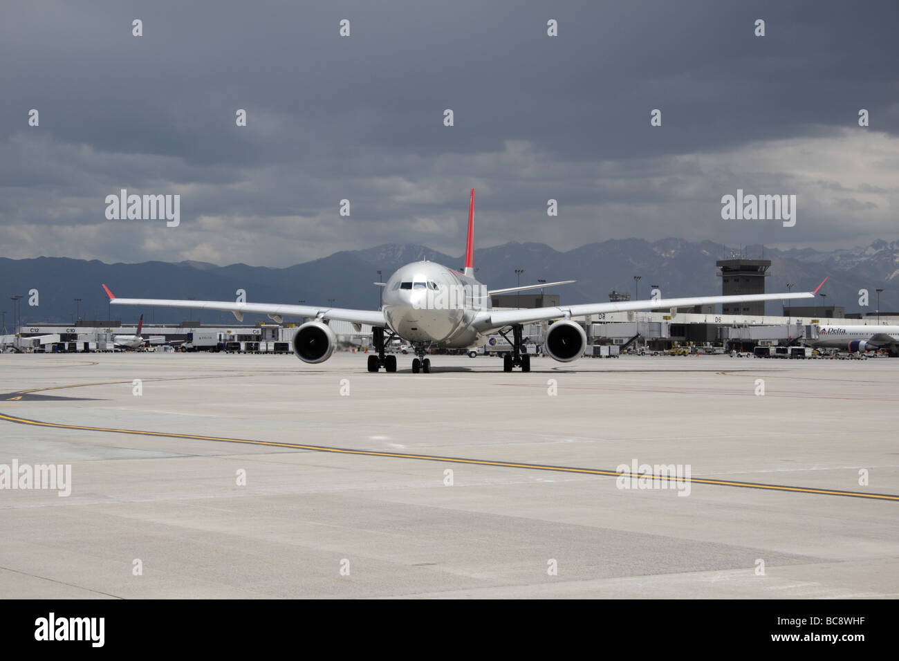 Un Airbus A330 prende il largo per Tokyo come parte del nord-ovest è di nuovo non interrompi percorso da Salt Lake City. Foto Stock