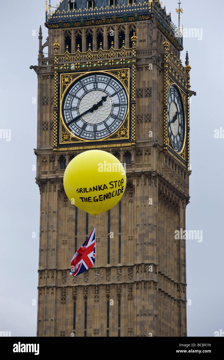 Sostenitori Tamil protesta in piazza del Parlamento, a Londra per chiedere un arresto a combattimenti in Sri Lanka la guerra civile Foto Stock