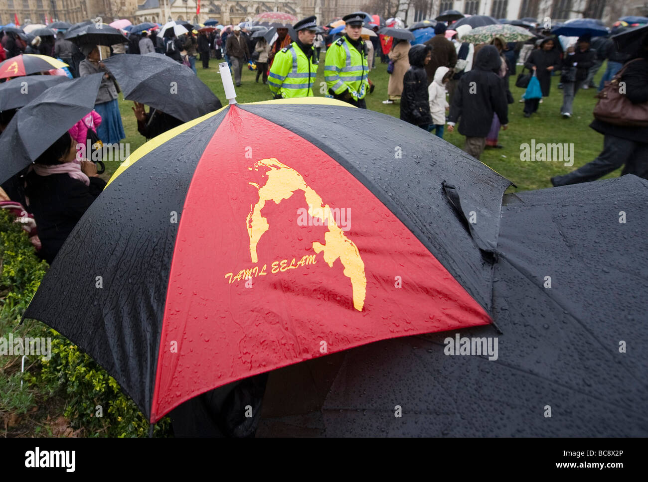 Sostenitori Tamil protesta in piazza del Parlamento, a Londra per chiedere un arresto a combattimenti in Sri Lanka la guerra civile. Foto Stock