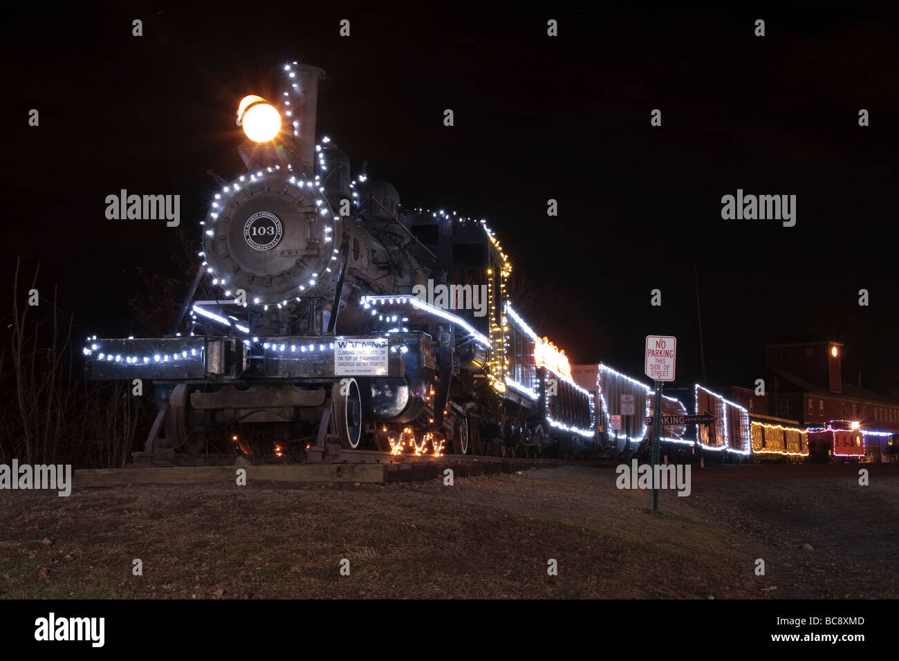 Un treno a vapore vestite per le vacanze di Natale con le luci Foto Stock