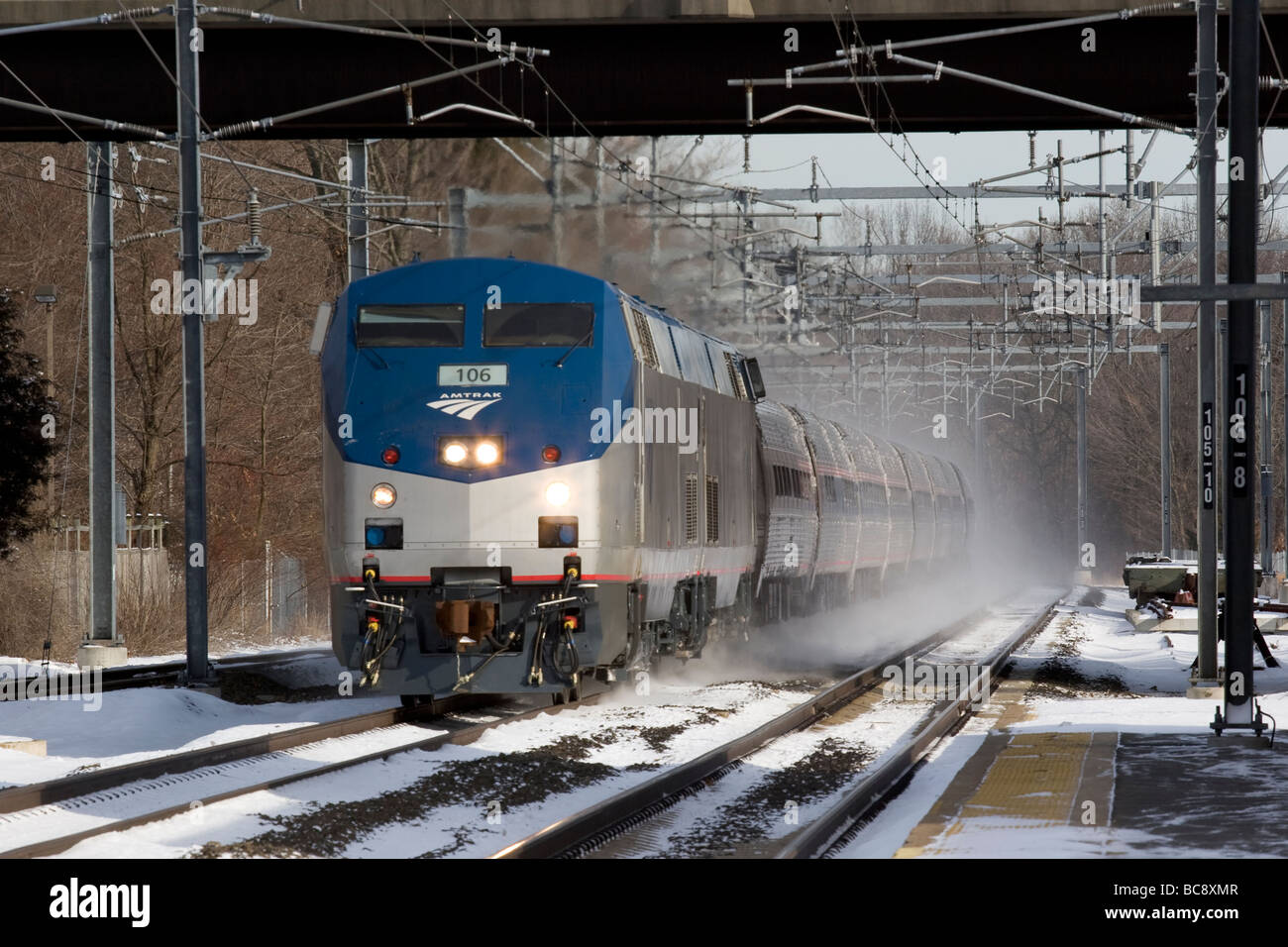 Un Amtrak treno regionale scorre sulla Riva percorso di linea in Old Saybrook, CT, Stati Uniti d'America su un inverno mattina Foto Stock