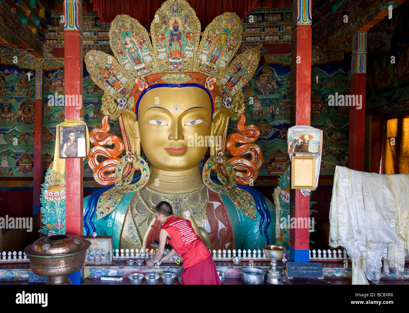 Maitreya Buddha statua e Monaco. Thiksey gompa. Ladakh. India Foto Stock