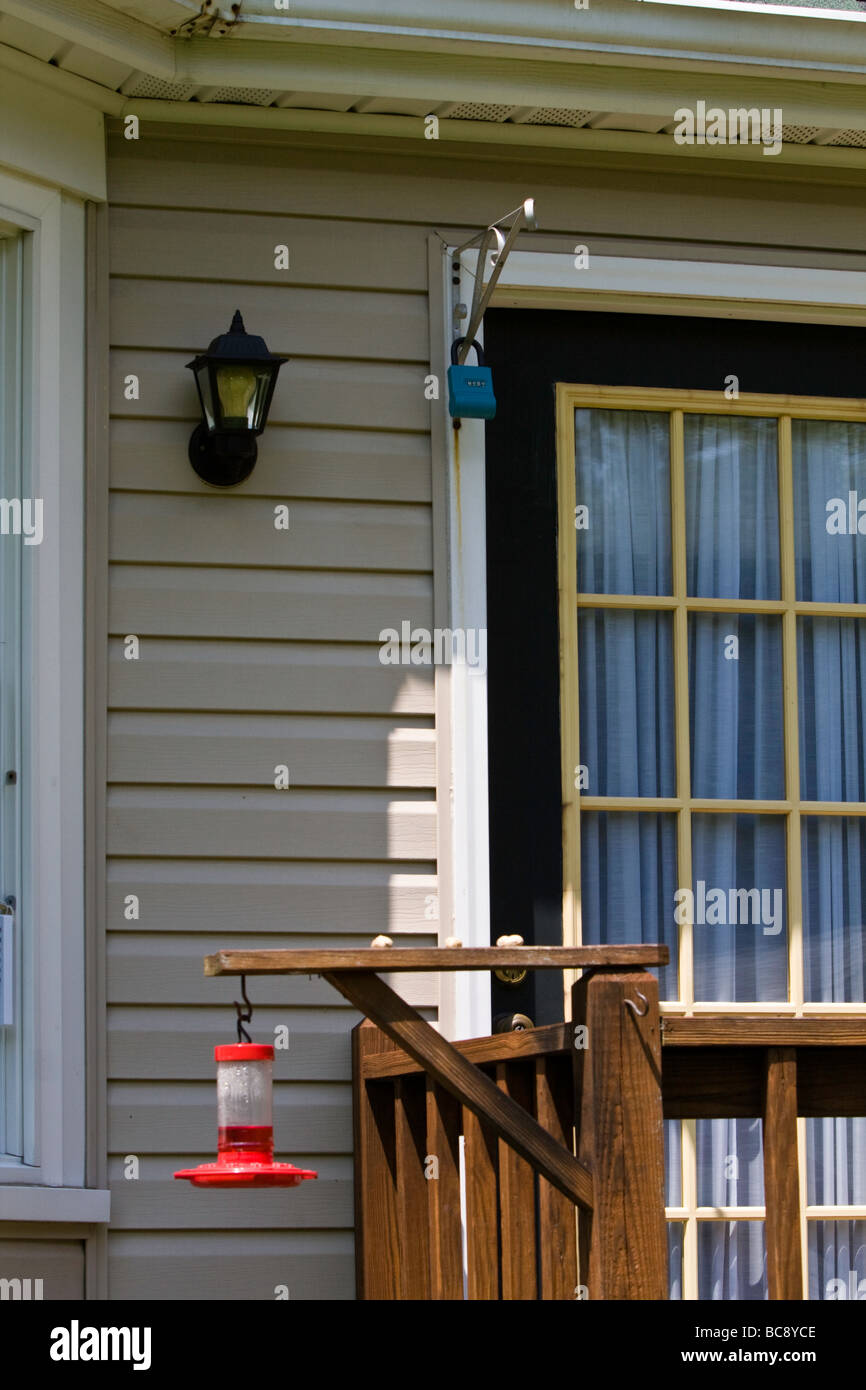 Il lato di entrata della porta di un senior citizen home consente di visualizzare la chiave di sicurezza titolare in caso di emergenza Foto Stock