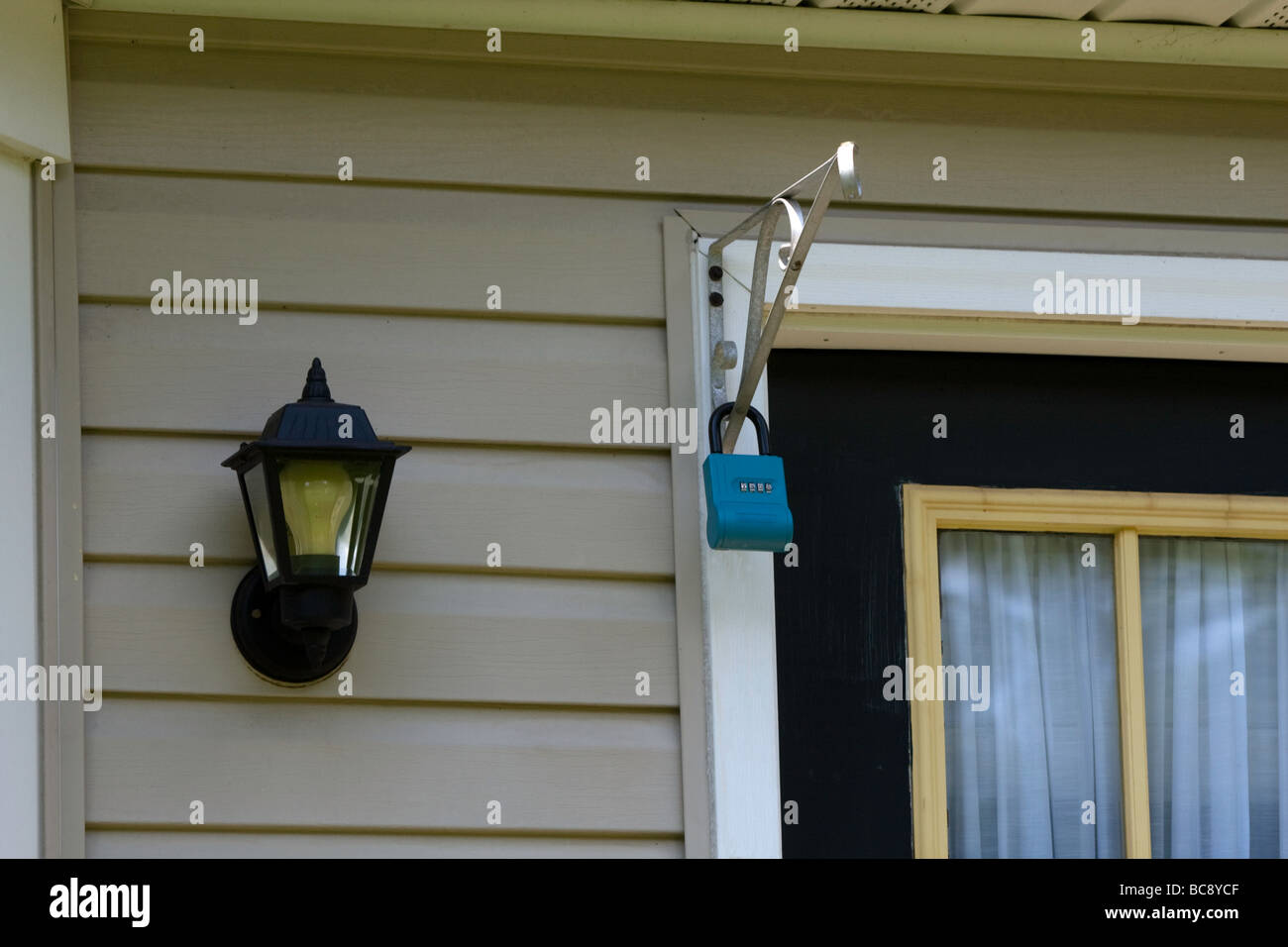 Il lato di entrata della porta di un senior citizen home consente di visualizzare la chiave di sicurezza titolare in caso di emergenza Foto Stock