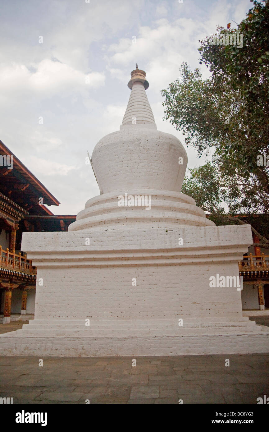 Dipinto di bianco pietra monumento Buddista Punakha, 91653 Verticale Bhutan-Punakha Foto Stock