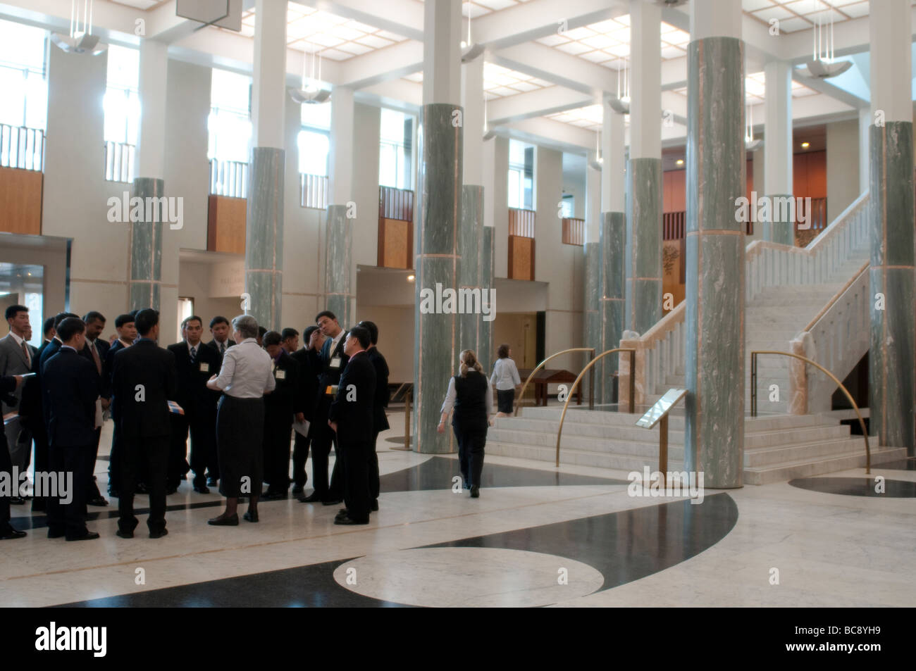 Nuova Casa del Parlamento, un foyer con colonne in marmo che rappresenta la foresta di eucalipti, Canberra, ACT, Australia Foto Stock