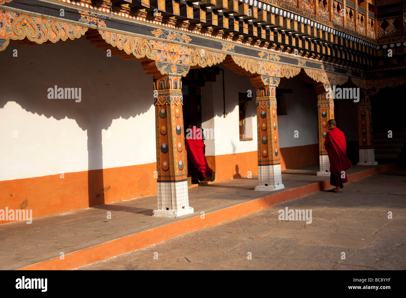 Cortile interno con colonne e dettagli architettonici di Punakha Dzong monastero .91629 Orizzontale Bhutan-Punakha Foto Stock
