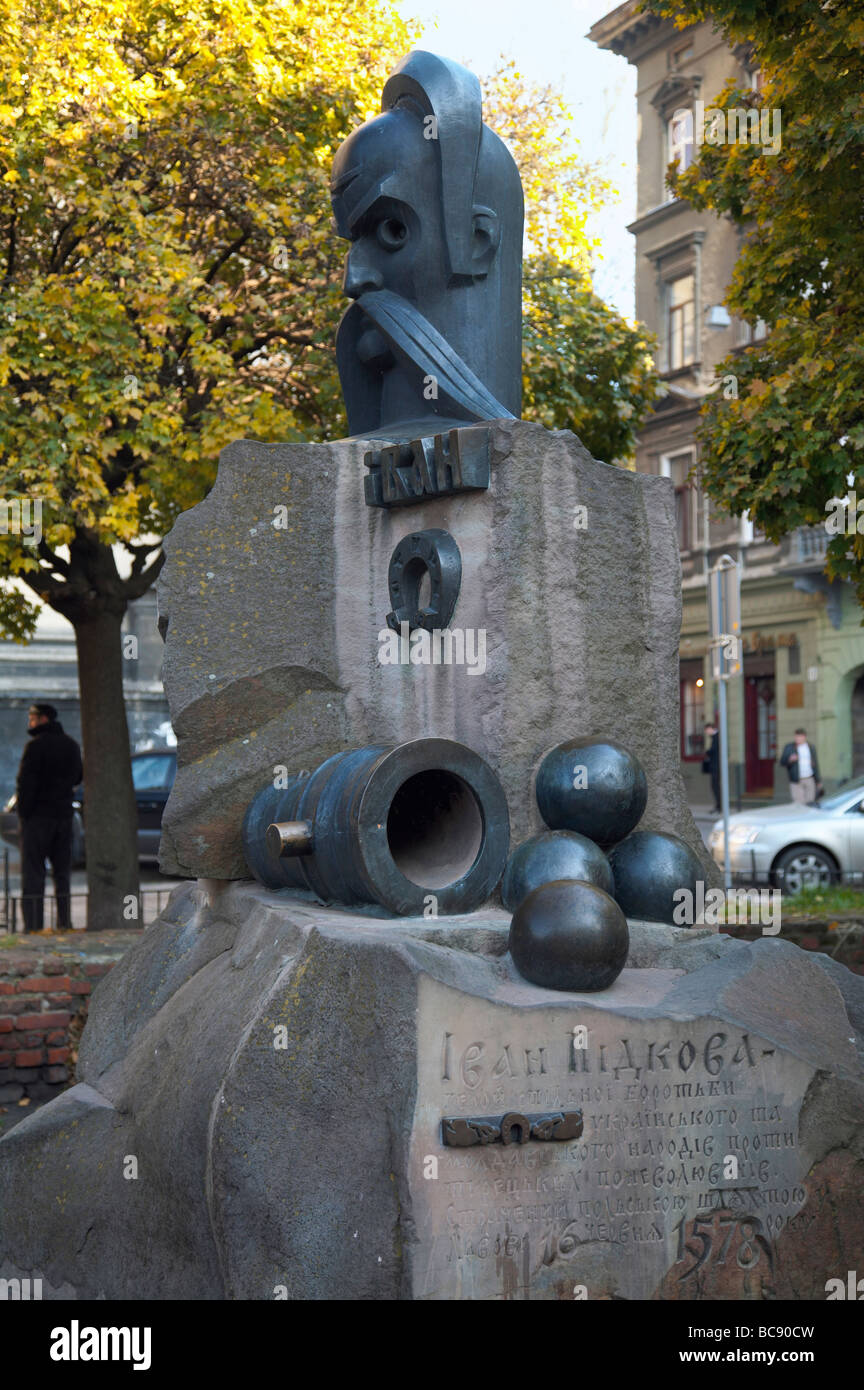 Combattente per l'indipendenza ucraina Ivan Gonta monumento nel centro Lviv-City Foto Stock
