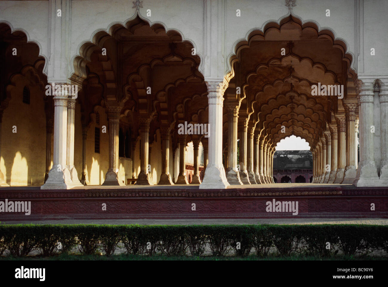 Archi islamica a Agra fort costruito dagli imperatori Mughal nel 1500 s AGRA INDIA Foto Stock