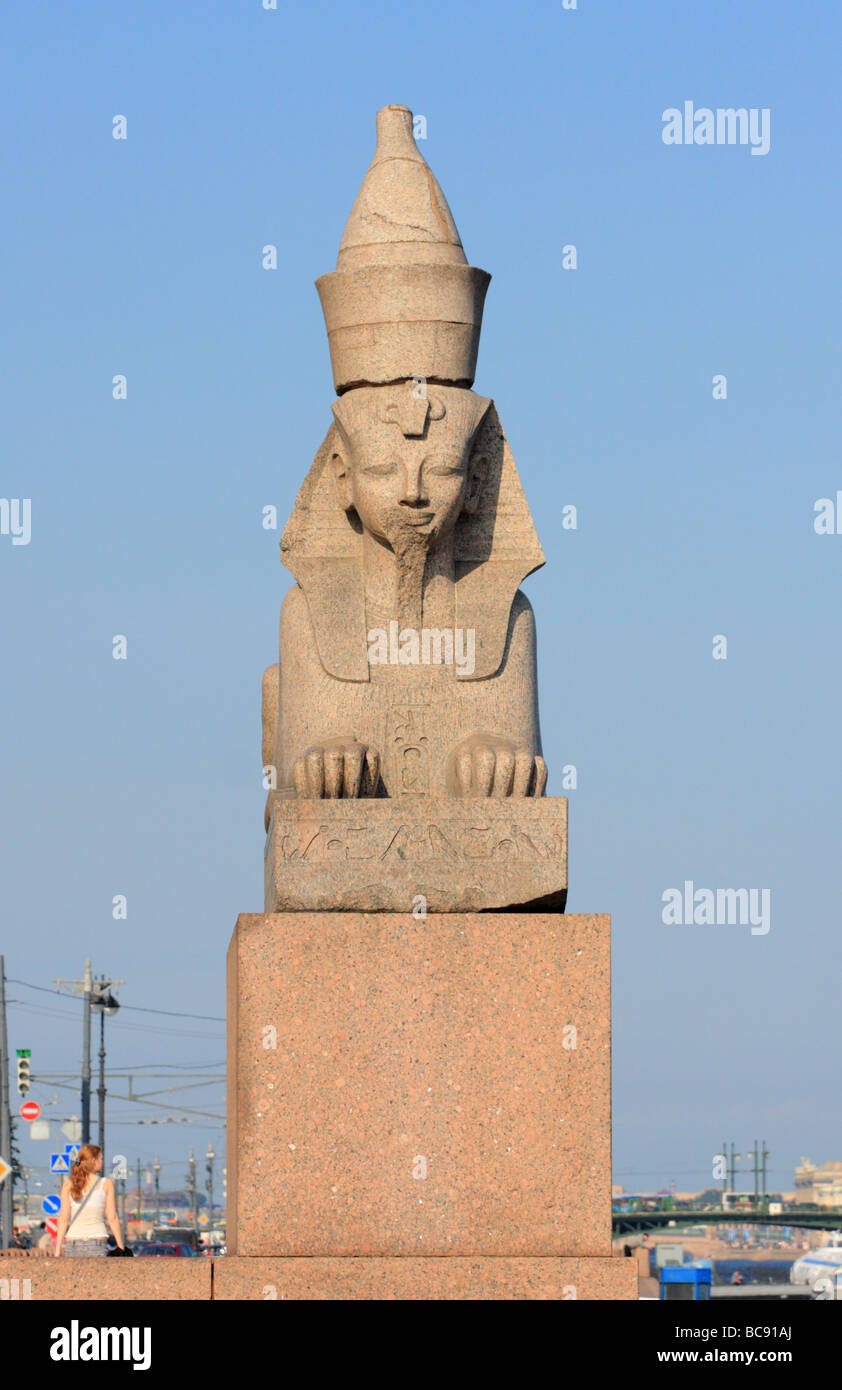 Sphynx vicino a tenente Schmidt bridge, fiume Neva, San Pietroburgo, Russia Foto Stock
