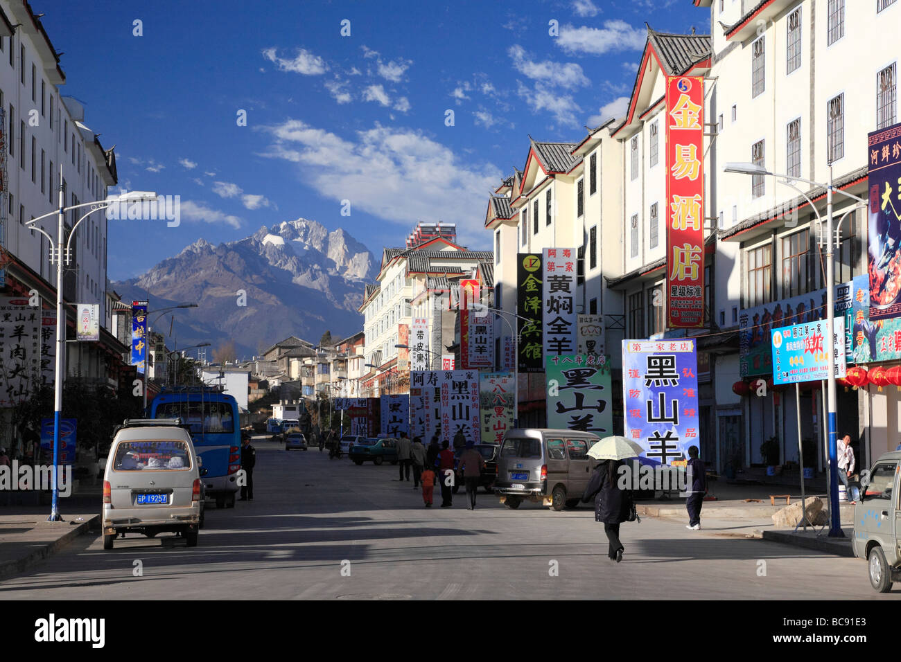 Vista sulla strada a Lijiang, provincia dello Yunnan, Repubblica Popolare Cinese con la montagna di neve Yulong sullo sfondo Foto Stock