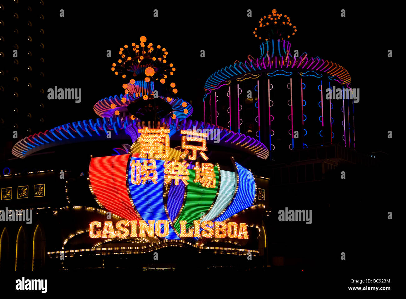 Le luci al neon di Casino Lisboa a Macao il paradiso del gioco d'azzardo vicino a Hong Kong Foto Stock
