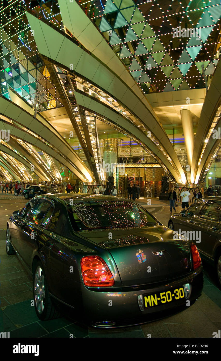 Limousine Bentley parcheggiata fuori l'ingresso della Grand Lisboa Hotel e casinò di Macau di sera Foto Stock