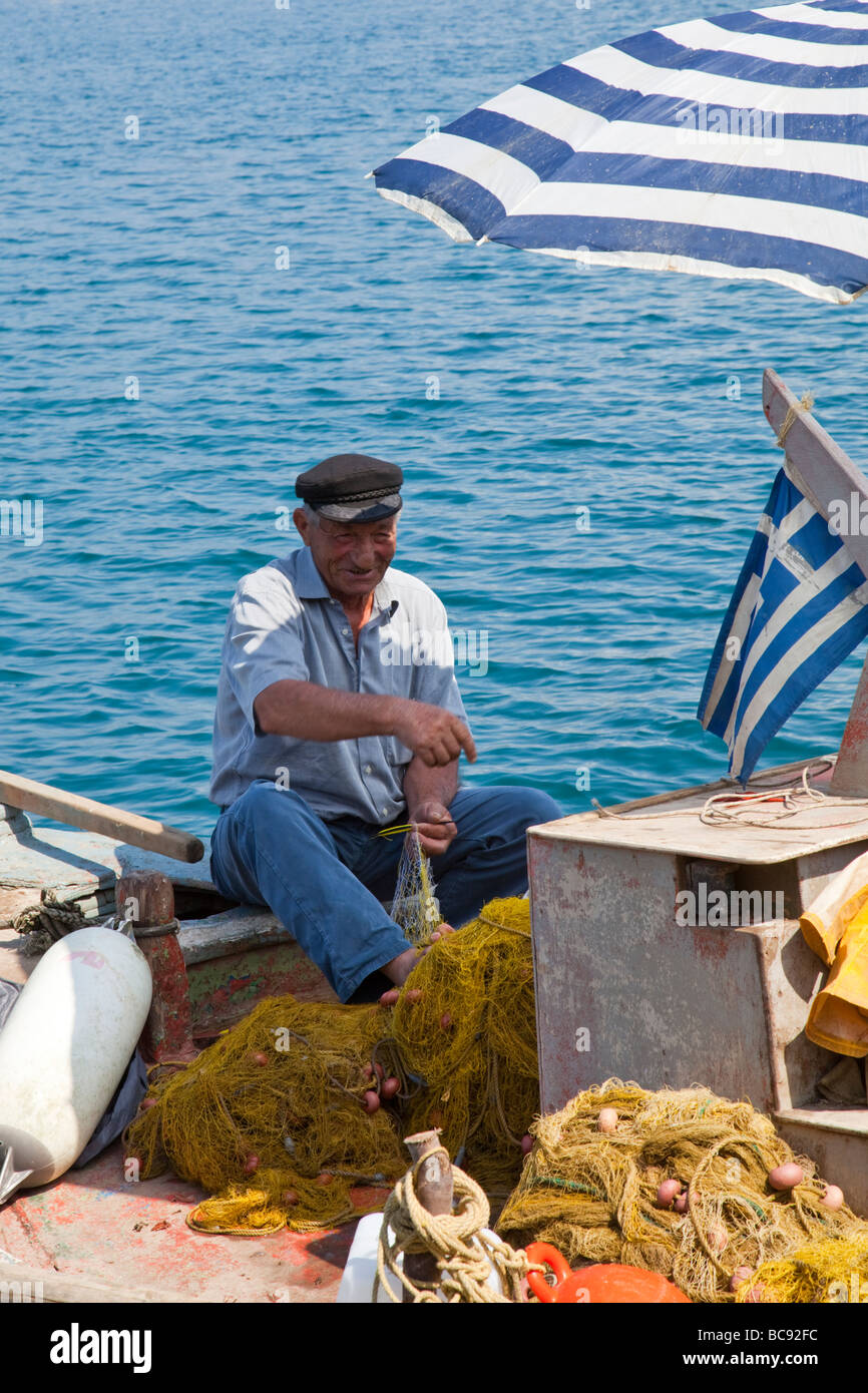 Le isole greche fisherman riassettavano le reti Cefalonia Kefalonia Mar Ionio grecia Europa Foto Stock