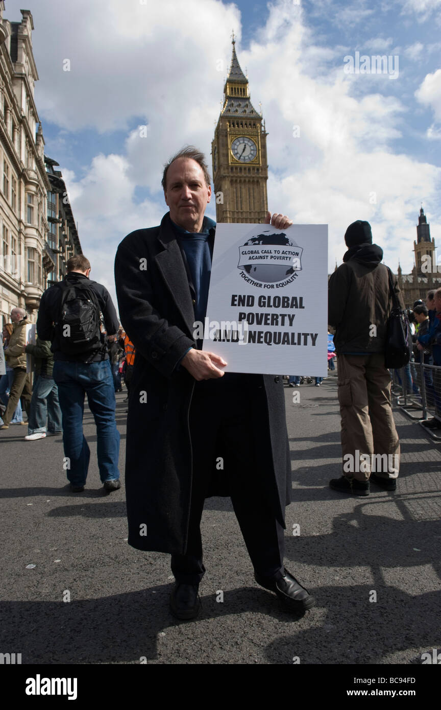 Uomo con targhetta a marzo per i posti di lavoro, la giustizia e il clima in vista del vertice G20 di Londra Foto Stock
