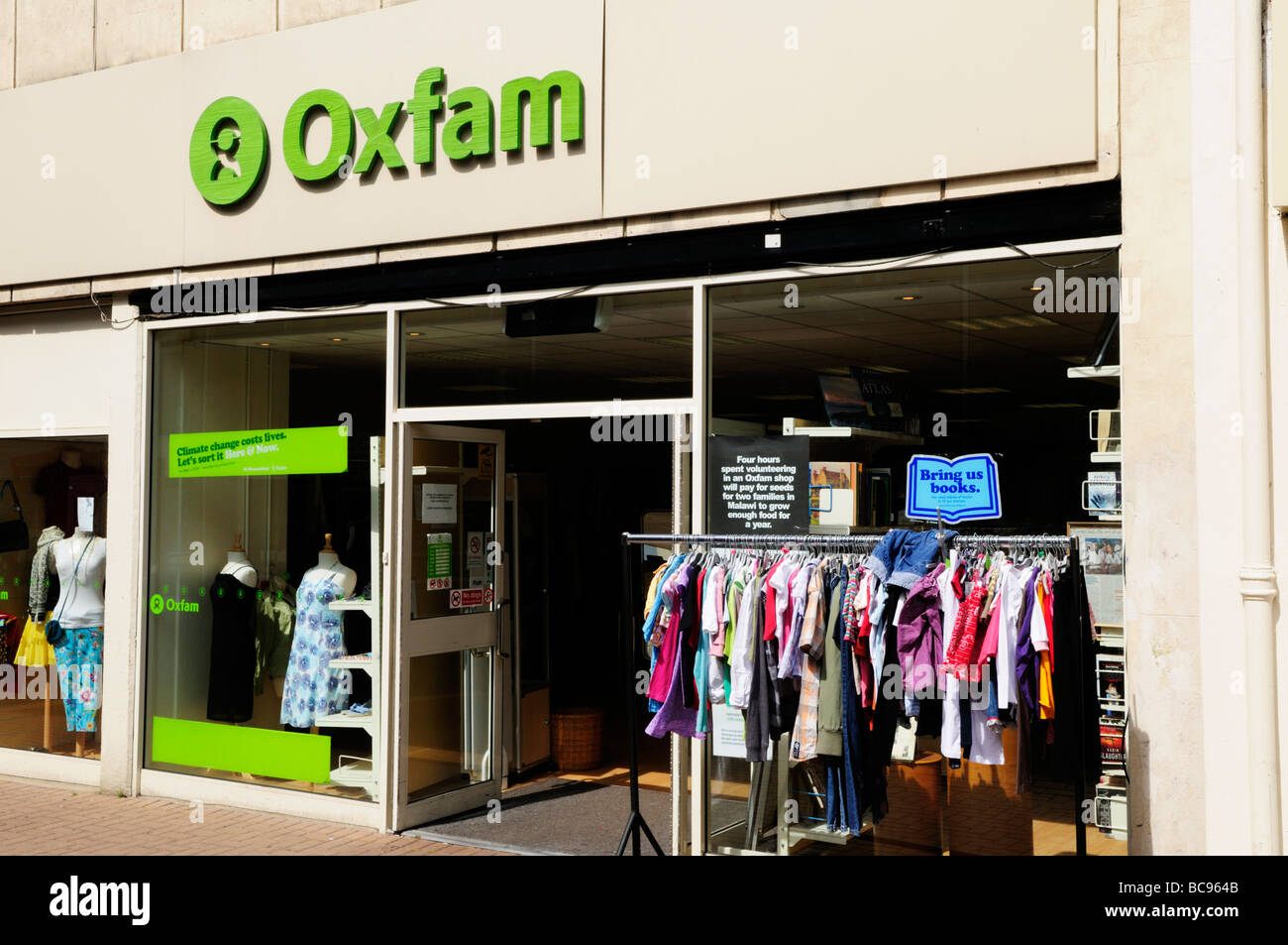 Oxfam carità shop di Burleigh Street, Cambridge Inghilterra REGNO UNITO Foto Stock