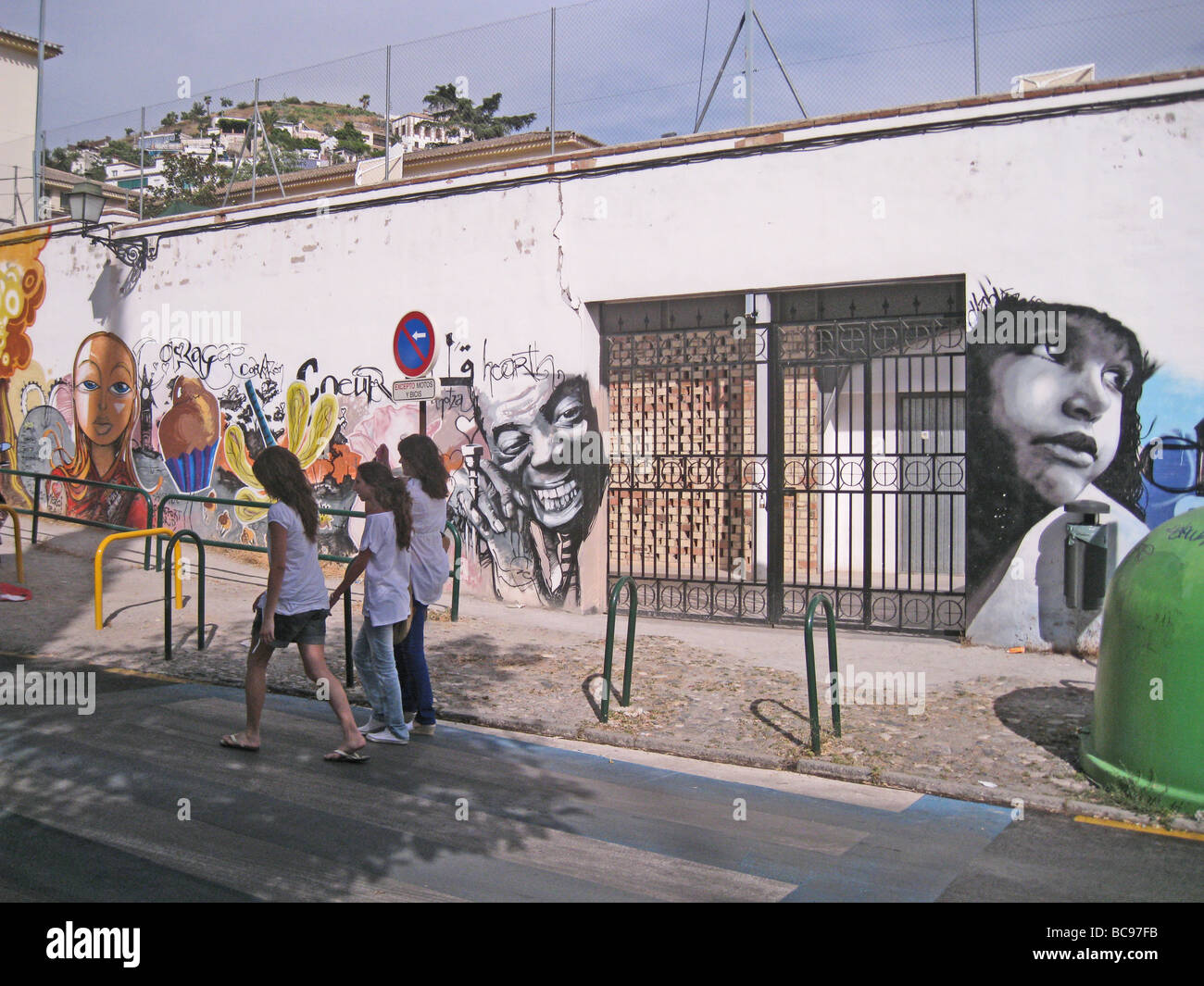 GRANADA, Spagna. L'arte al muro in Realejo area della città Foto Stock