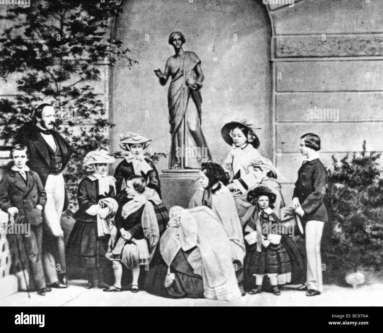 La regina Vittoria e il Principe Alberto ai loro figli nel 1857. Vedere la descrizione seguente per i nomi. Foto Stock