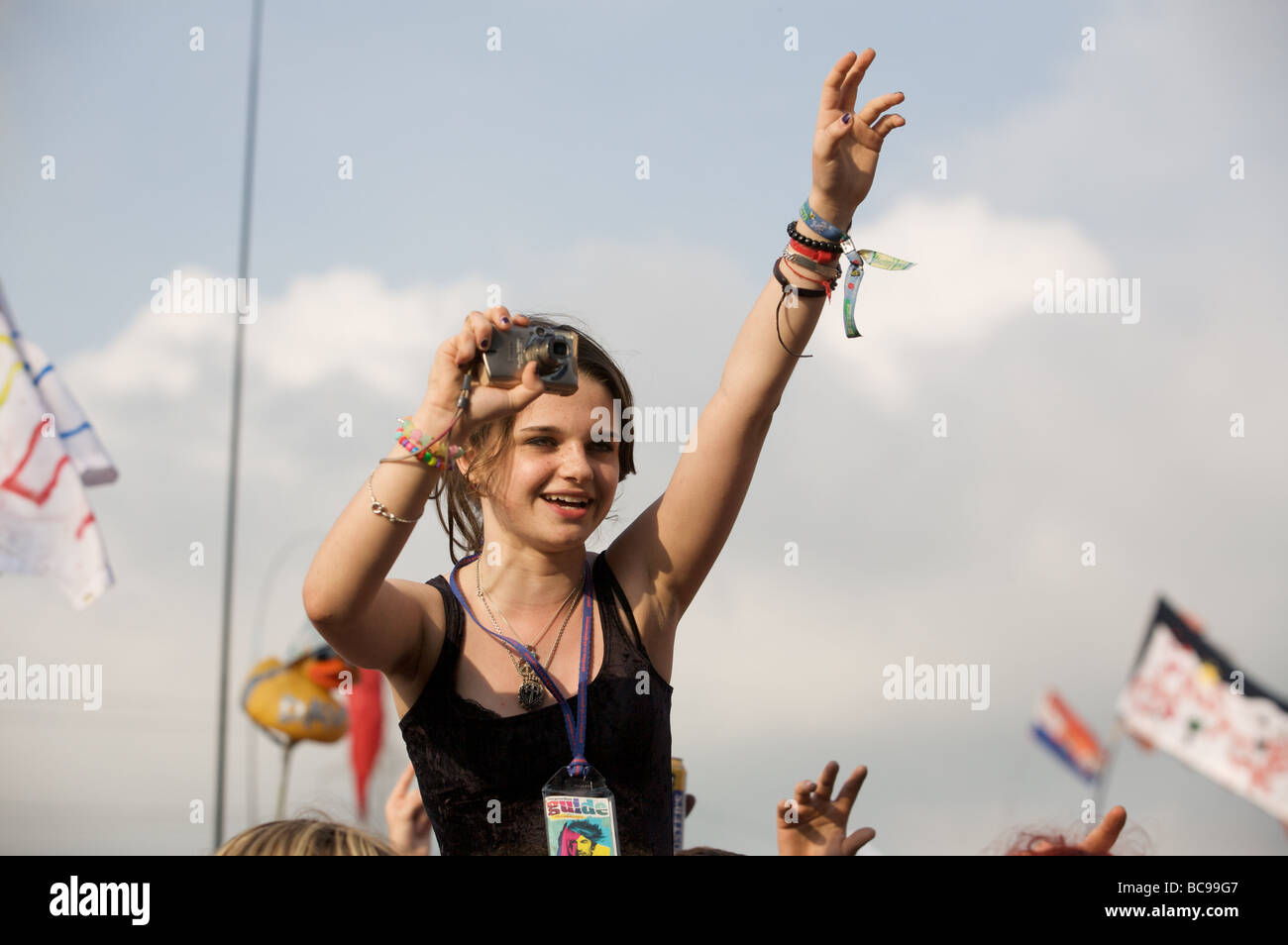 Ragazza sulle spalle del compagno goer festival di Glastonbury 2009 Foto Stock