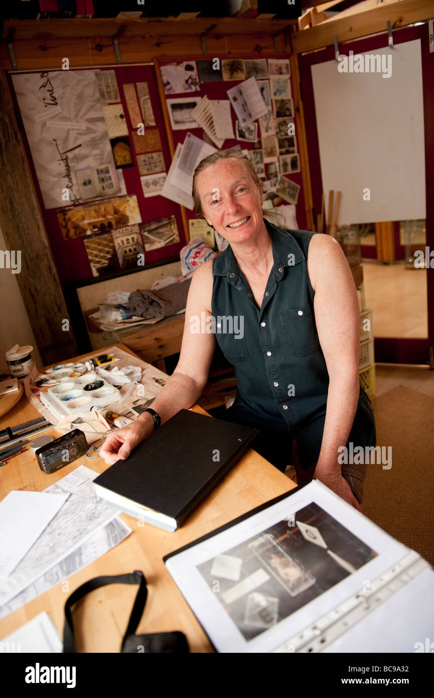 Valerie Bara Prezzo artista nel suo studio di casa modello arts center Llantrisant Mid Glamorgan South Wales UK Foto Stock