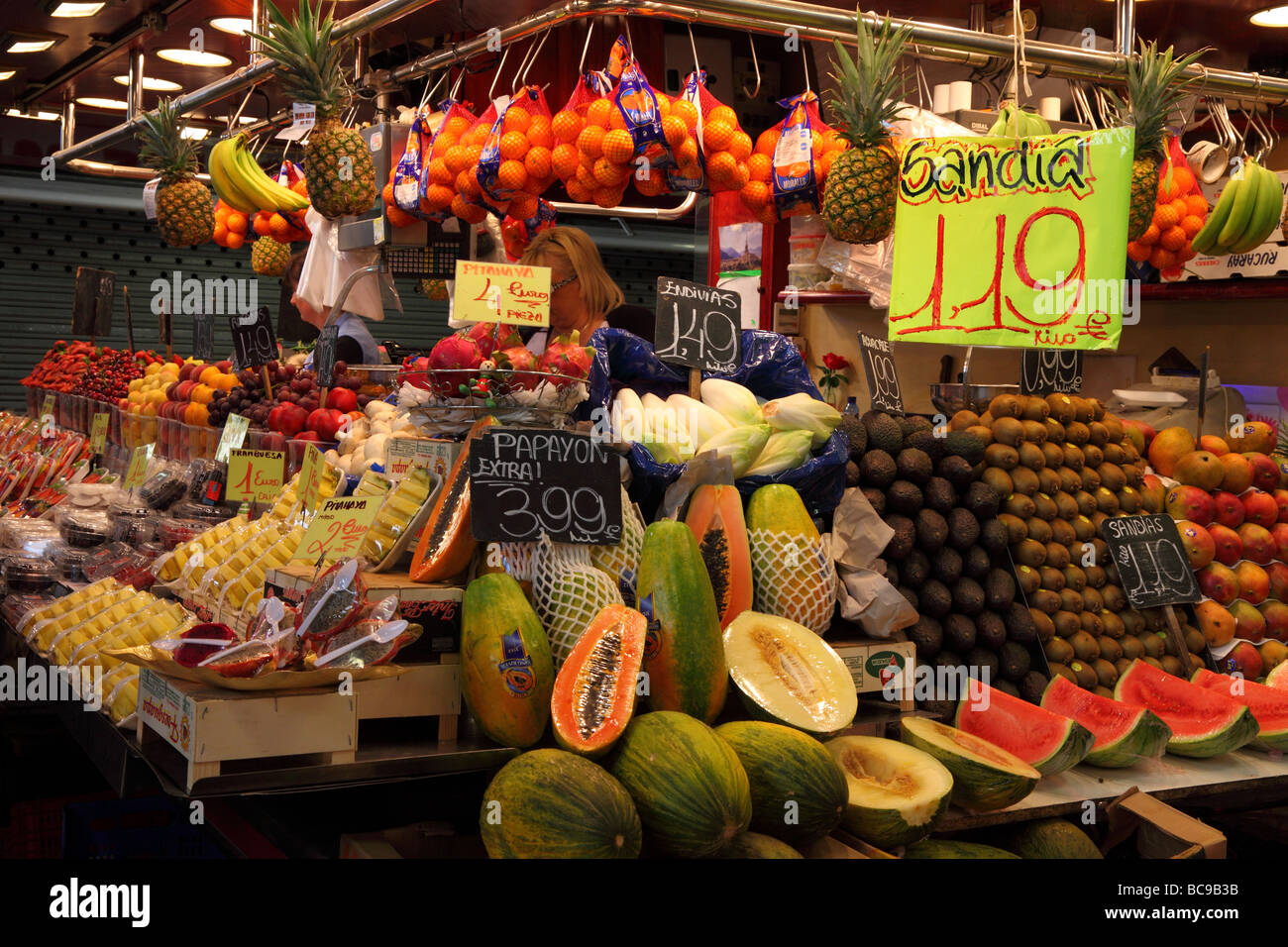 Pressione di stallo di frutta del mercato La Boqueria hall Catalunya Barcellona Spagna Foto Stock