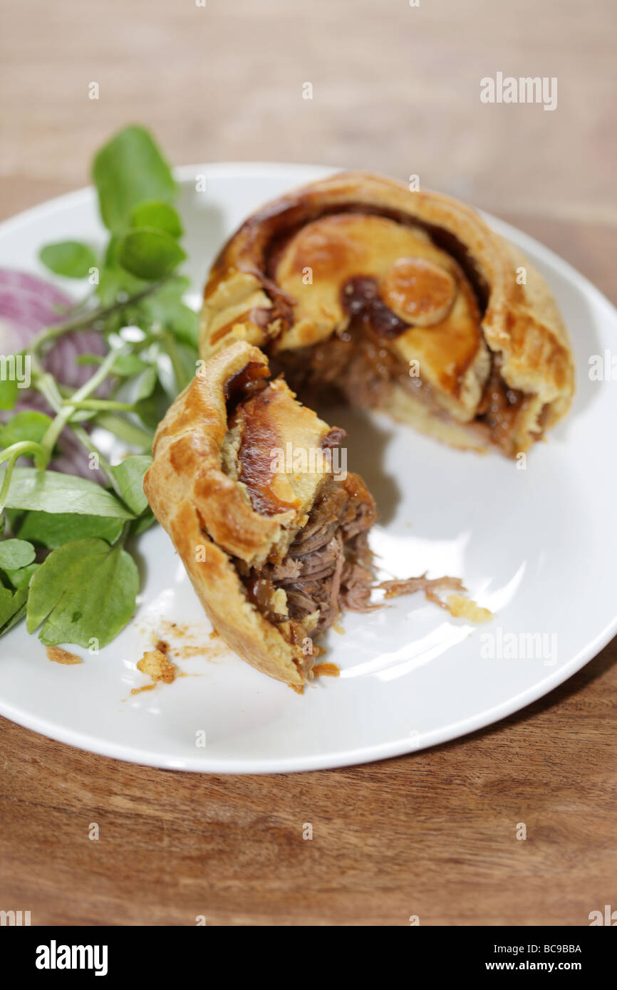 Freschi e saporiti gustosa bistecca di manzo e Stout torta in pasticceria con un ricco sugo aromatizzato con n. di persone servite su un piatto Foto Stock