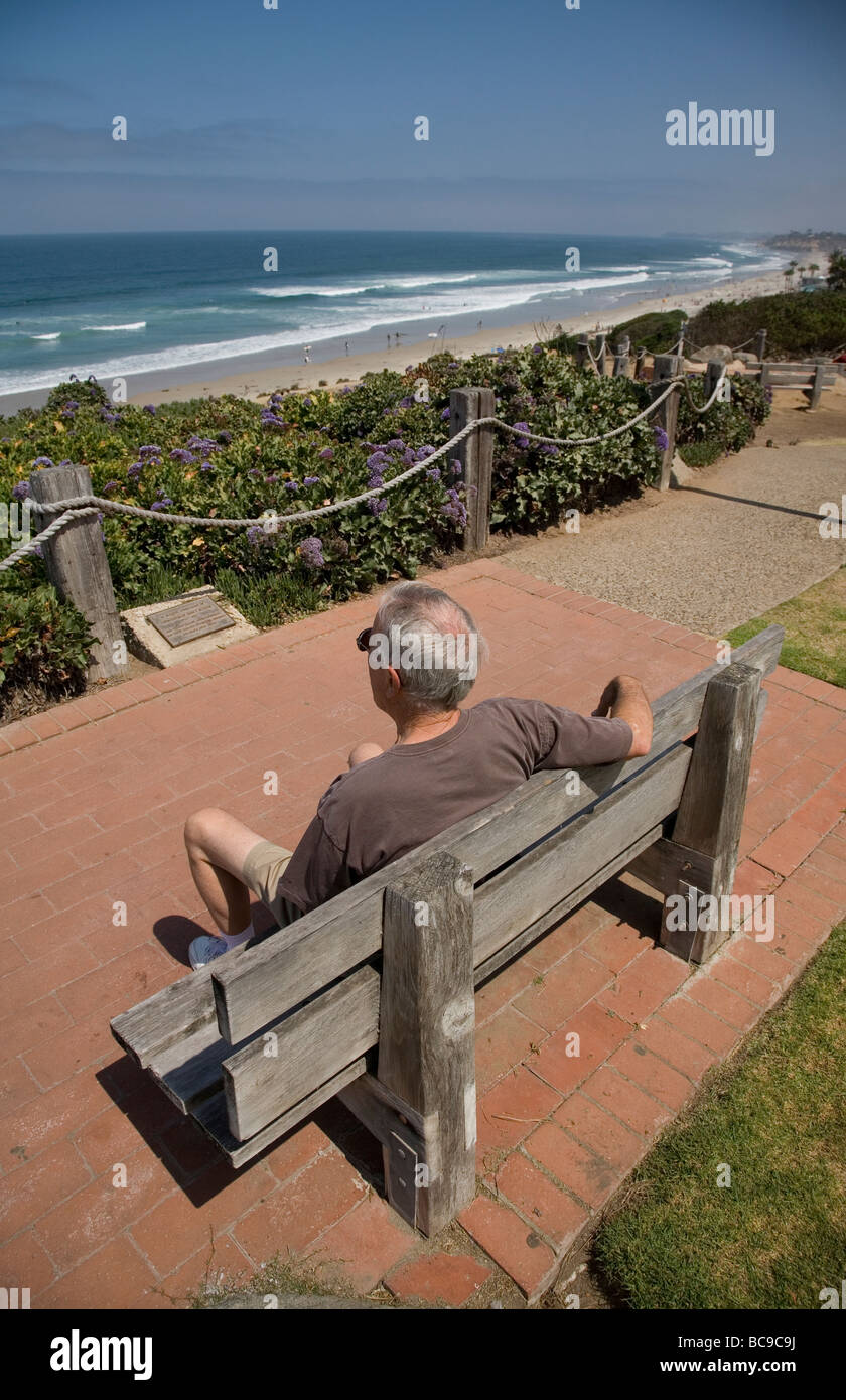 Uomo seduto sul banco a Seagrove Park, Del Mar, California Foto Stock